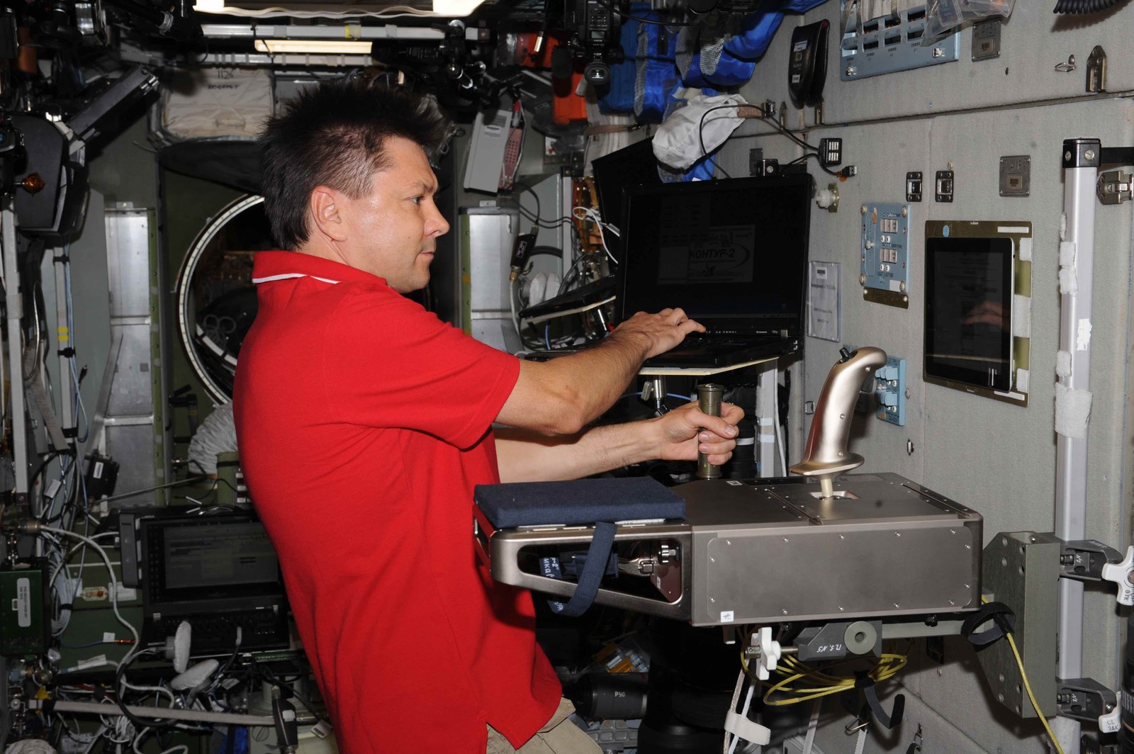 Oleg Kononenko mit Kontur-2-Joystick auf ISS