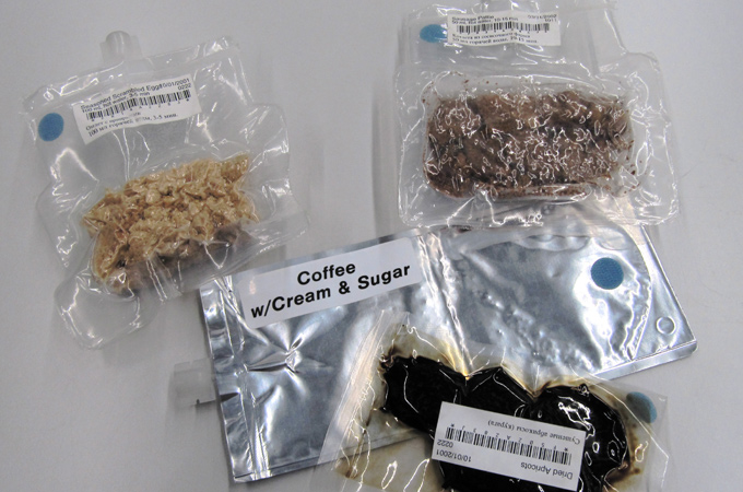 Das Essen für Astronauten kommt meist gefriergetrocknet, vakuumverpackt oder in Dosen zur Raumstation. Bild: DLR, R. Bräucker