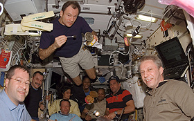 Besatzungsmitglieder beim gemeinsamen Essen im Zvezda Service Modul der ISS. Bild: NASA