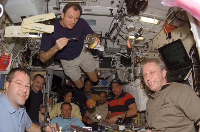 Besatzungsmitglieder beim gemeinsamen Essen im Zvezda Service Modul der ISS. Bild: NASA