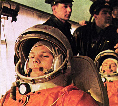 Juri Gagarin kurz vor dem Start. Im Hintergrund sieht man seinen Ersatzmann, German Titov, der später als zweiter Mensch die Erde umkreiste. Bild: Roskosmos. 