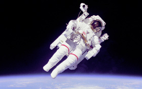 Vor vielen Jahren hat die NASA einen Rucksack mit Düsen entwickelt – der inzwischen aber nicht mehr verwendet wird. Damit konnten sich Astronauten tatsächlich vom Raumschiff entfernen. Bild: NASA 