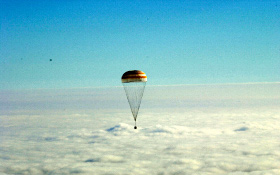 Eine Sojus-Landekapsel gleitet am Fallschirm zur Erde zurück. Bild: ESA, CNES