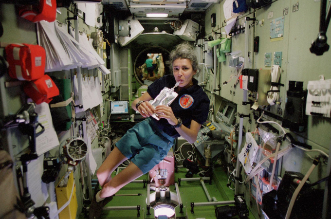 Eine Astronautin trinkt per Strohhalm. Bild: ESA, CNES