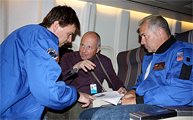 Wolfgang Vieser (links) und Jörg Trebs (rechts) mit dem Wissenschaftler Jochen Eislöffel.