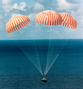 Eine Apollo-Kapsel kurz vor der Landung im Wasser. Bild: NASA