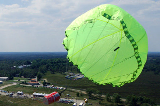 Ein CanSat gleitet nach dem Raketenstart am Fallschirm durch die Luft. Das Foto zeigt: Der Satellit darf nur so klein wie eine Dose (englisch: „can“) sein. Bild: CanSat Nederland  