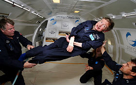 Stephen Hawking – eigentlich an den Rollstuhl gefesselt – hier bei einem Parabelflug im Jahr 2007. Bild: Jim Campbell, Aero-News Network (NASA) 