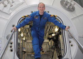 Alexander Gerst am Simulator des europäischen Raumlabors Columbus, das zur ISS gehört. Bild: ESA 