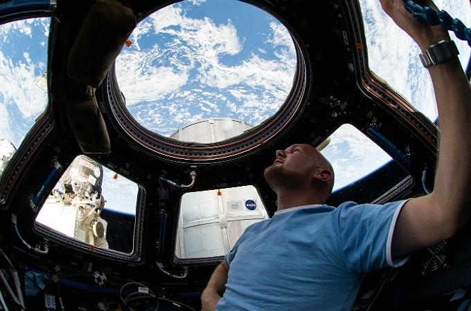 Wenn Alex Zeit hat, genießt er den Blick auf die Erde. Das ISS-Modul Cupola ist dafür der richtige Ort: Diese Aussichtsplattform hat viele Fenster. Bild: ESA, NASA