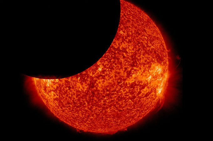 Wenn sich der Mond aus unserer Sicht vor die Sonne schiebt, kommt es zu einer Sonnenfinsternis. Bild: SDO