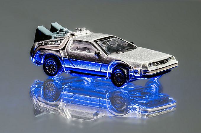 Ein Spielzeugauto ist ebenfalls in der Kapsel – und zwar ein kleiner DeLorean.