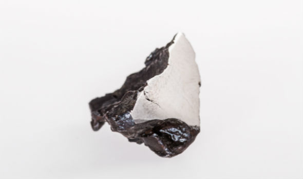 Hier zum Vergleich ein Meteorit, der von einem Asteroiden stammt. Er besteht fast nur aus Eisen und Nickel.  