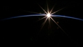 Sonnenaufgang in der Umlaufbahn. Da die ISS die Erde in 90 Minuten einmal umkreist, ergibt das 16 Sonnenaufgänge in 24 Stunden %2d alle wunderschön ...