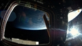Von der Cupola, der Aussichtskuppel der ISS, betrachtet Alex den Sonnenuntergang. 