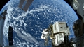 Dieses Foto nahm Alex während seines Spacewalks auf. Es zeigt seinen Kollegen Reid Wiseman und den atemberaubenden Blick auf die Erde aus 400 Kilometern Höhe. 