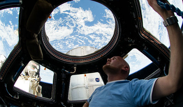 Wenn Alex Zeit hat, genießt er den Blick auf die Erde. Das ISS-Modul Cupola ist dafür der richtige Ort: Diese Aussichtsplattform hat viele Fenster. Bild: ESA, NASA