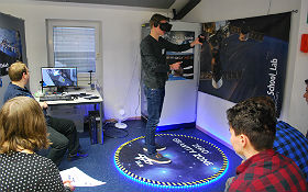 Ein Schüler beim „Spacewalk“. Der virtuelle Ausflug im All steht in mehreren Schülerlaboren des DLR auf dem Programm – hier ein Bild aus Braunschweig). Bild: DLR  