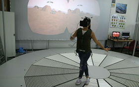Das Holodeck im DLR_School_Lab RWTH Aachen: Hier können Schülerinnen und Schüler virtuell über den Mars laufen. Bild: RWTH Aachen 