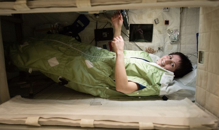 Die italienische ESA-Astronautin Samantha Cristoforetti in ihrer Schlafkabine. Bild: ESA