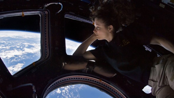 Nach der Arbeit genießen die Crewmitglieder wie hier die NASA-Astronautin Tracy Caldwell Dyson den Blick auf die Erde. Bild: NASA