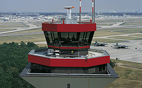 Die Fluglotsinnen und Lotsen im Tower helfen, den „Staffellauf“ der Flugzeuge reibungslos zu organisieren. Bild: Fraport