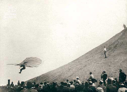 Lilienthal bei einem seiner Flugversuche. Bild: www.lilienthal-museum.de