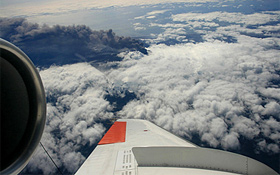 Das DLR-Forschungsflugzeug Falcon bei einem Messflug über dem isländischen Vulkan. Bild: DLR 