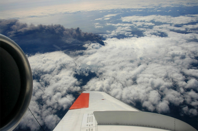 Das DLR-Forschungsflugzeug Falcon bei einem Messflug über dem isländischen Vulkan. 
Bild: DLR 