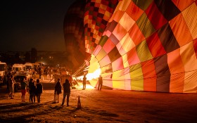 Heiße Luft dehnt sich aus und füllt den Ballon, bis er auch mit Korb und allen Passagieren leichter ist als die umgebende Luft und abhebt. Bild: Sami Aksu / Pexels 