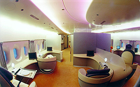 Luxuriöses Reisen im A380: angenehmes Licht und viel Platz in der Business Class. Bild: Airbus