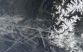 Das Foto wurde aus dem Weltraum aufgenommen und zeigt Kondensstreifen im Südosten Frankreichs. Bild: NASA