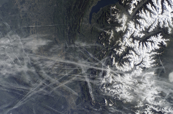 Das Foto wurde aus dem Weltraum aufgenommen und zeigt Kondensstreifen im Südosten Frankreichs. 
Bild: NASA