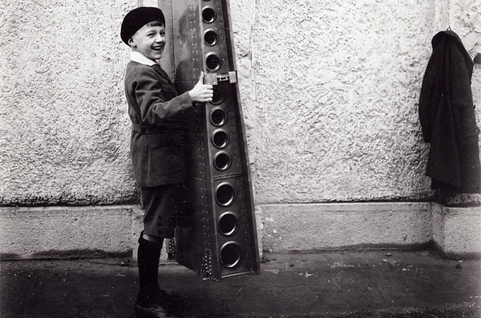 Bereits im Jahr 1927 waren Flugzeug-Leitwerke schon so leicht, dass sie von einem Kind getragen werden konnten. 
Bild: Archiv GBSL