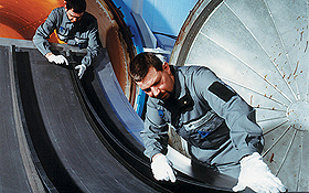 Hier wird eine Rumpfschale aus kohlefaserverstärktem Kunststoff – CFK – hergestellt. Bild: DLR