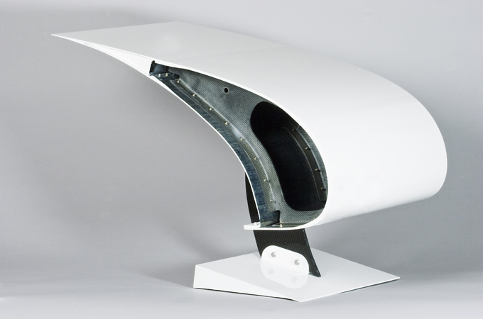 Fest und nachgiebig zugleich: ein Modell des sogenannte „Vorflügels“ aus Kohlefaser-Verbund-Werkstoff. 
Bild: DLR