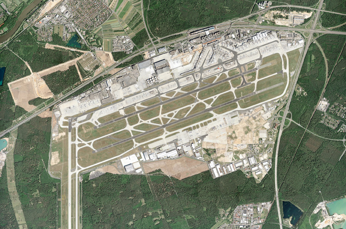 Eine Luftaufnahme des größten deutschen Flughafens in Frankfurt/Main. 
Bild: Fraport