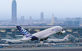 Ein Airbus A380 hebt sicher und pünktlich ab. Bild: Fraport