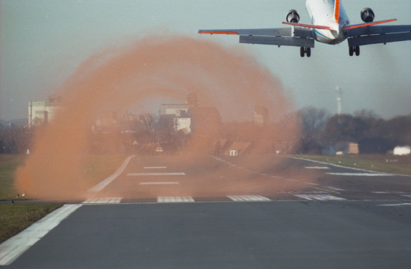 Um die lästigen Wirbel zu erforschen, wurde hier ein DLR-Forschungsflugzeug eingesetzt. Farbpartikel machen die sonst unsichtbare Wirbelschleppe hier sichtbar.
Bild: DLR