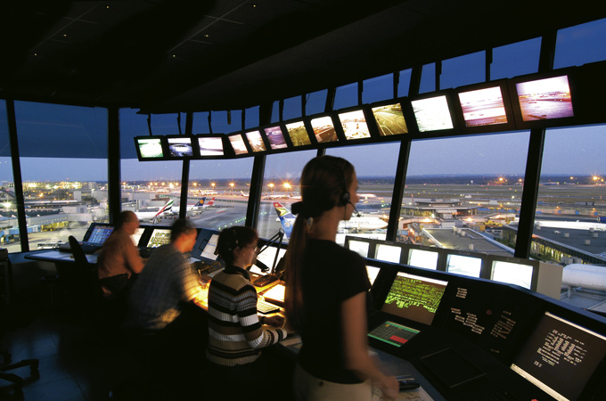 Im Tower werden alle Flugbewegungen organisiert.
Bild: Fraport AG
