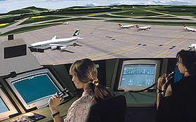 Um die Abläufe am Flughafen zu verbessern, werden sie an Tower-Simulatoren getestet. Bild: DLR