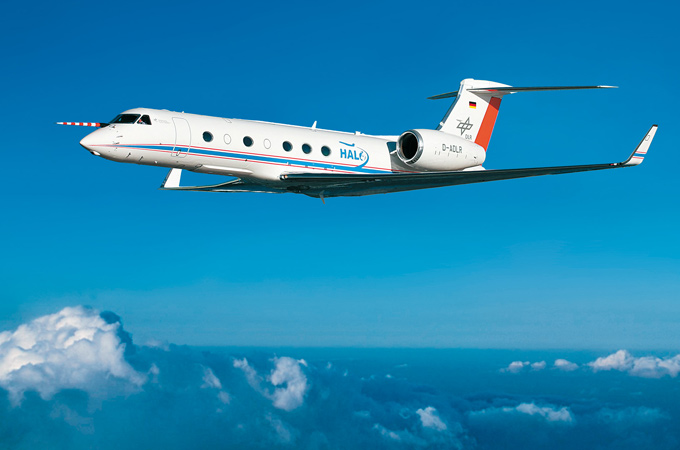 Das DLR-Forschungsflugzeug HALO kann über 15.000 Meter hoch fliegen und Messungen in der Wetterschicht unserer Atmosphäre durchführen. 
Bild: DLR