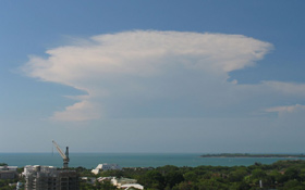 Die Gewitterwolke sieht aus wie ein Amboss. Bild: DLR