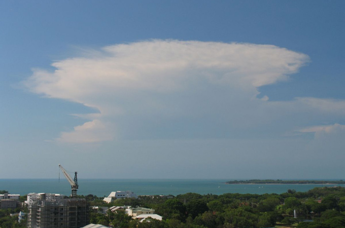 Die Gewitterwolke sieht aus wie ein Amboss. Bild: DLR
