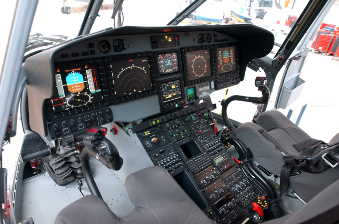 Das Cockpit eines Hubschraubers – rechts und links erkennt man die beiden Steuerknüppel. 
Bild: Eurocopter