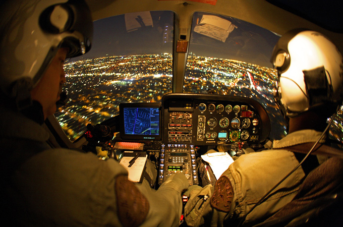 Die Hubschrauber-Pilotinnen und -Piloten werden bei ihrer schwierigen Arbeit von Computertechnik unterstützt. 
Bild: Eurocopter