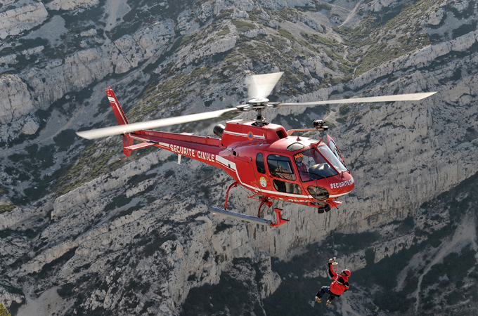 Hubschrauber haben viele Vorteile: Sie können überall hinfliegen und benötigen kaum Platz zum Landen. Daher sind sie zum Beispiel bei Rettungseinsätzen aus der Luft unverzichtbar. 
Bild: Eurocopter