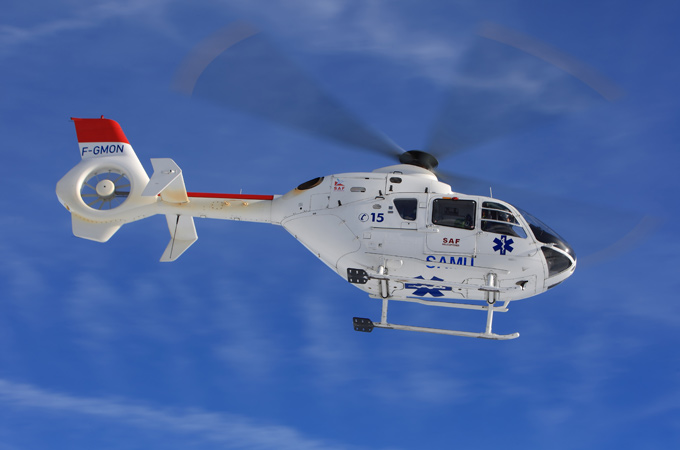 Wenn ein Hubschrauber fliegt, ist das nicht zu überhören: Das typische Knattern entsteht beim „Durchschneiden“ der Luftwirbel durch die Rotorblätter. 
Bild: Eurocopter