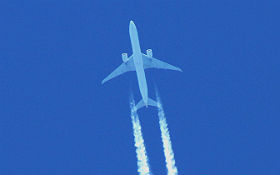 Bei niedrigen Lufttemperaturen erzeugen Flugzeuge Kondensstreifen. Bild: K.-A.