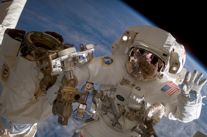 Bei Außenbordeinsätzen wird der Gesundheitszustand des Astronauten von den Ärzten am Boden überwacht.
Bild: NASA